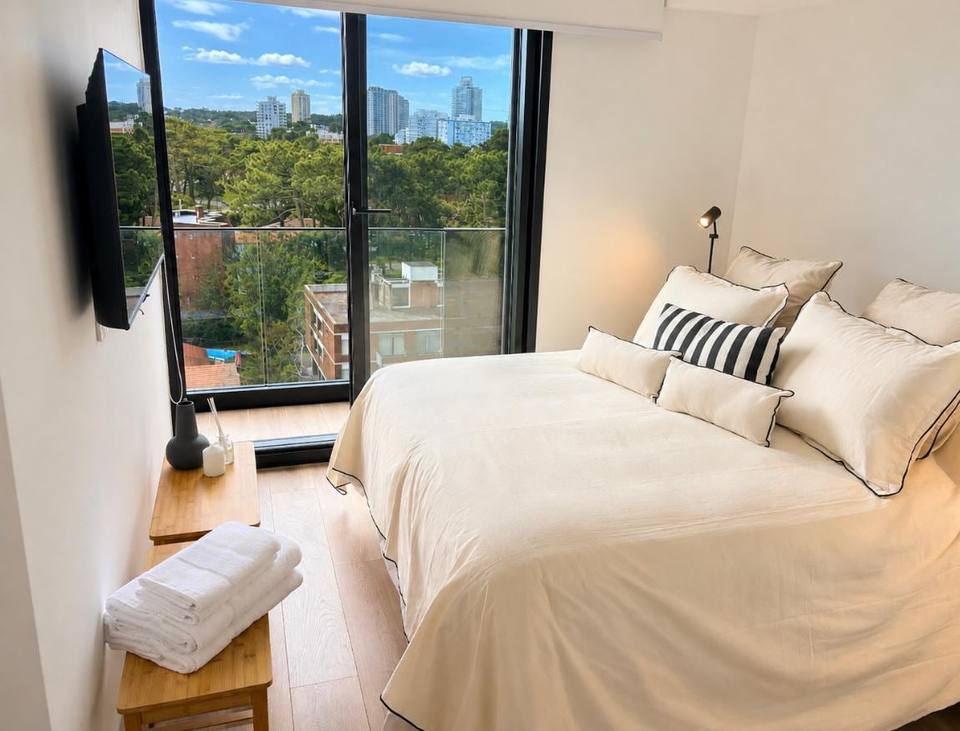 Dormitorio principal con cama queen y vistas