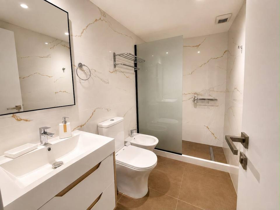 Apartamento moderno en Torres del Este, Av. Chiverta