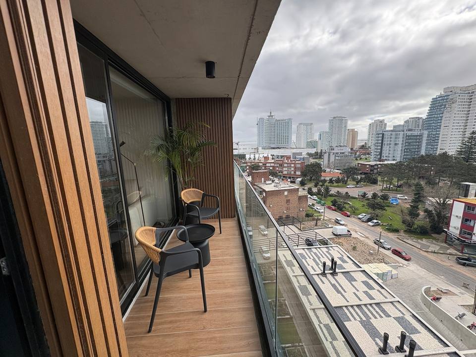 Balcón privado con vista abierta a la ciudad
