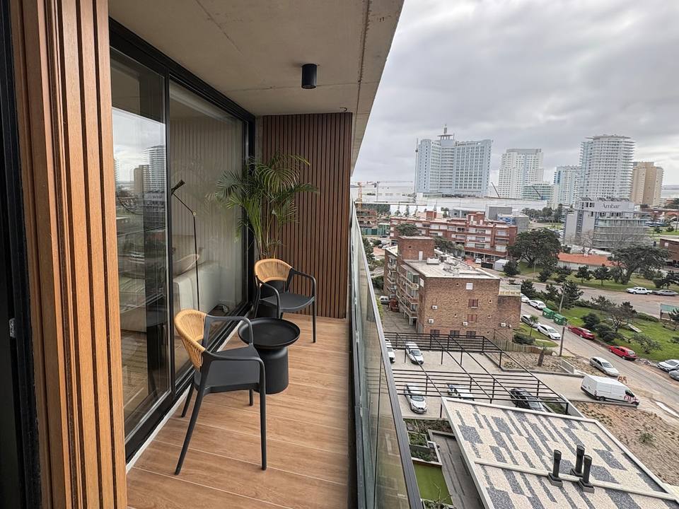 Apartamento moderno en Torres del Este, Av. Chiverta