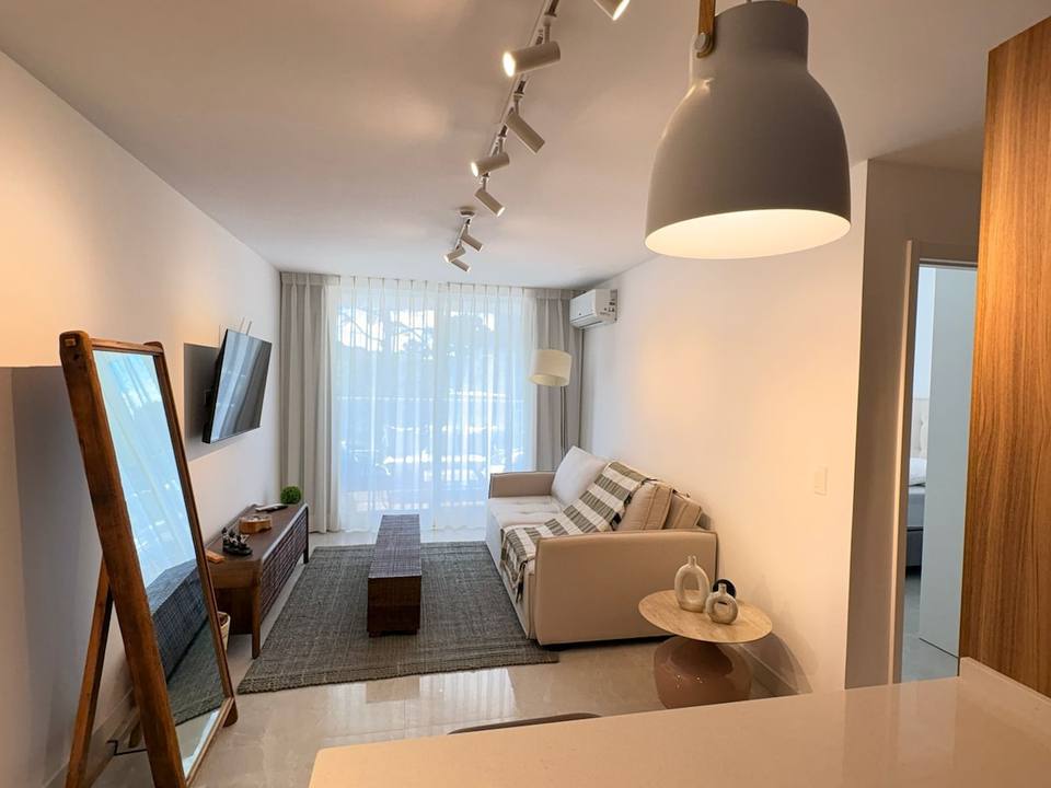 Living luminoso con diseño moderno
