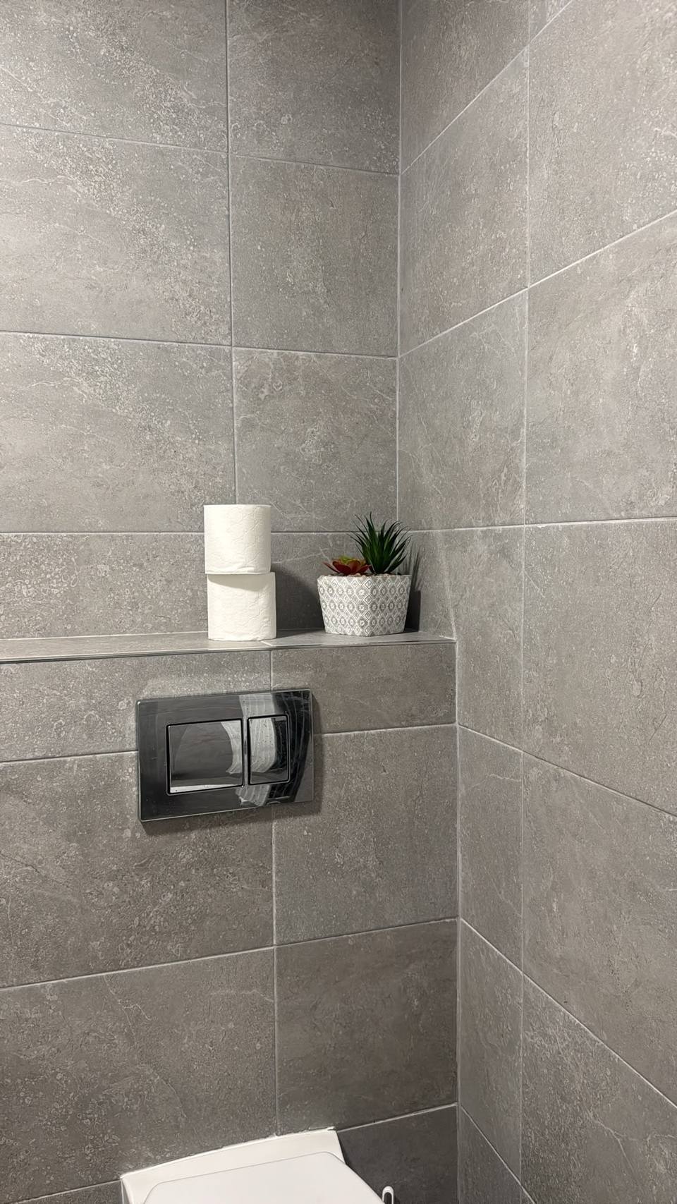 Baño renovado con ducha de gran tamaño