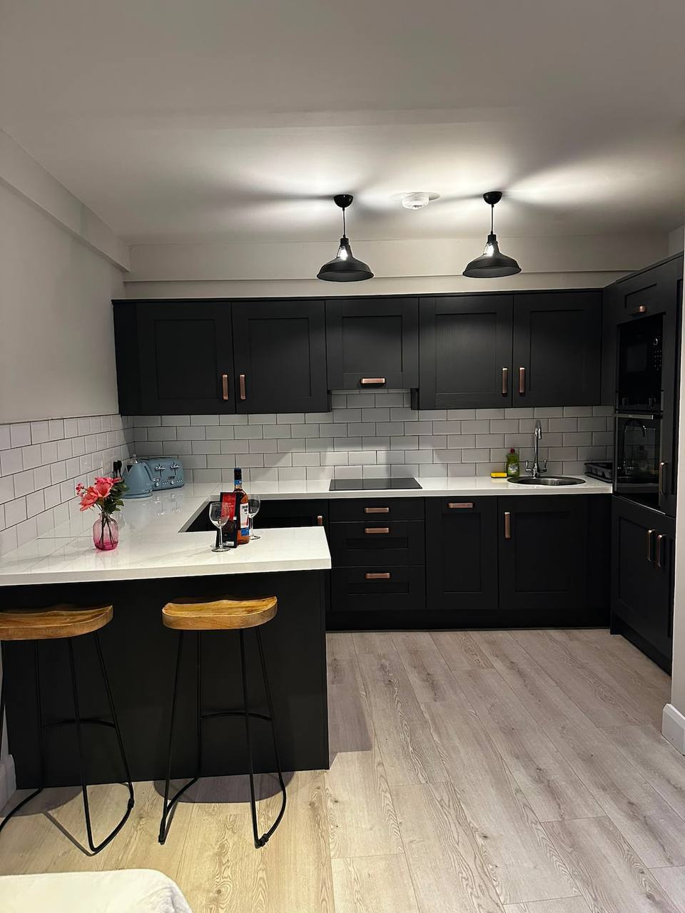Cocina moderna totalmente equipada con acabados premium