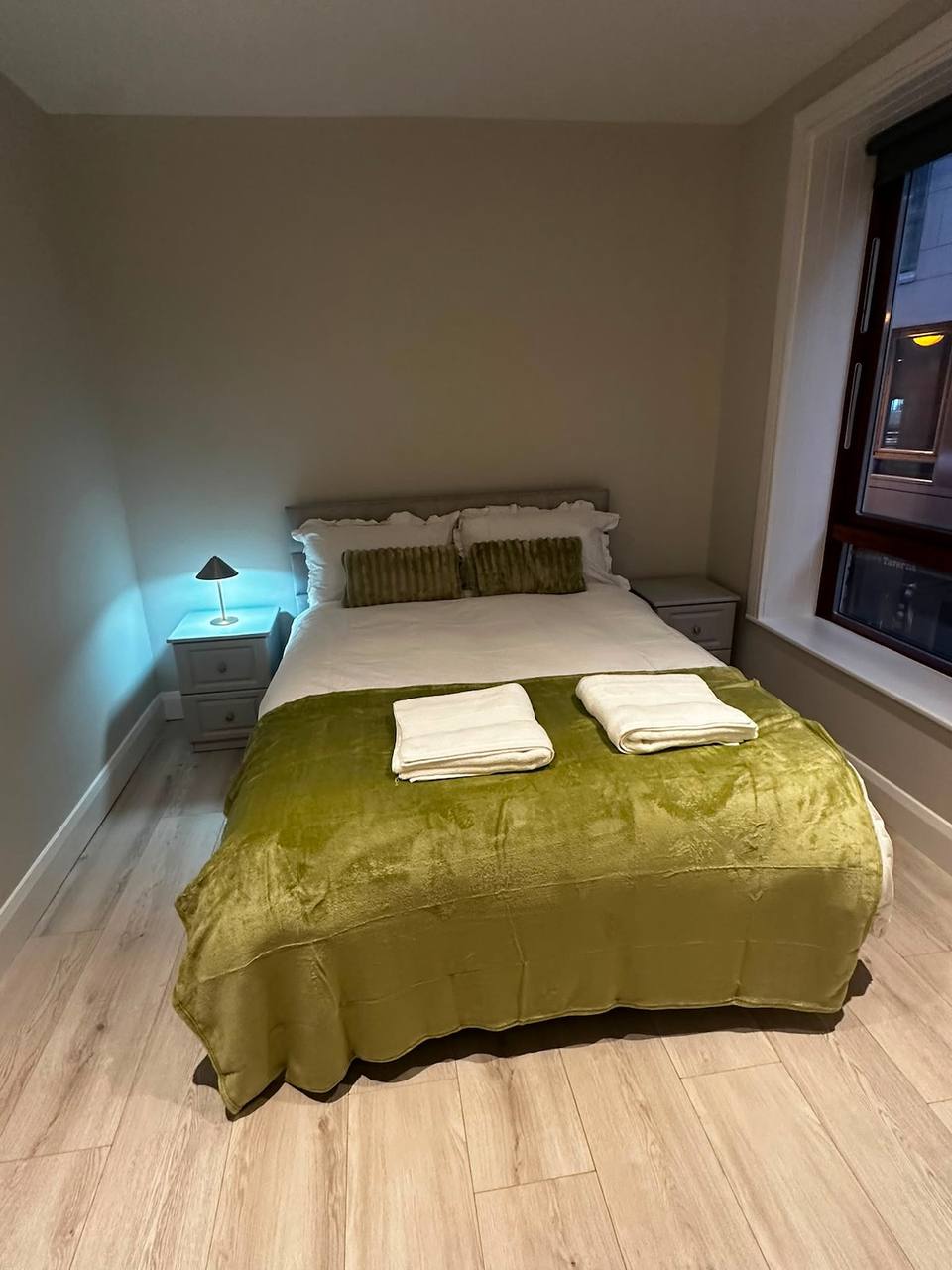Dormitorio principal acogedor con cama doble