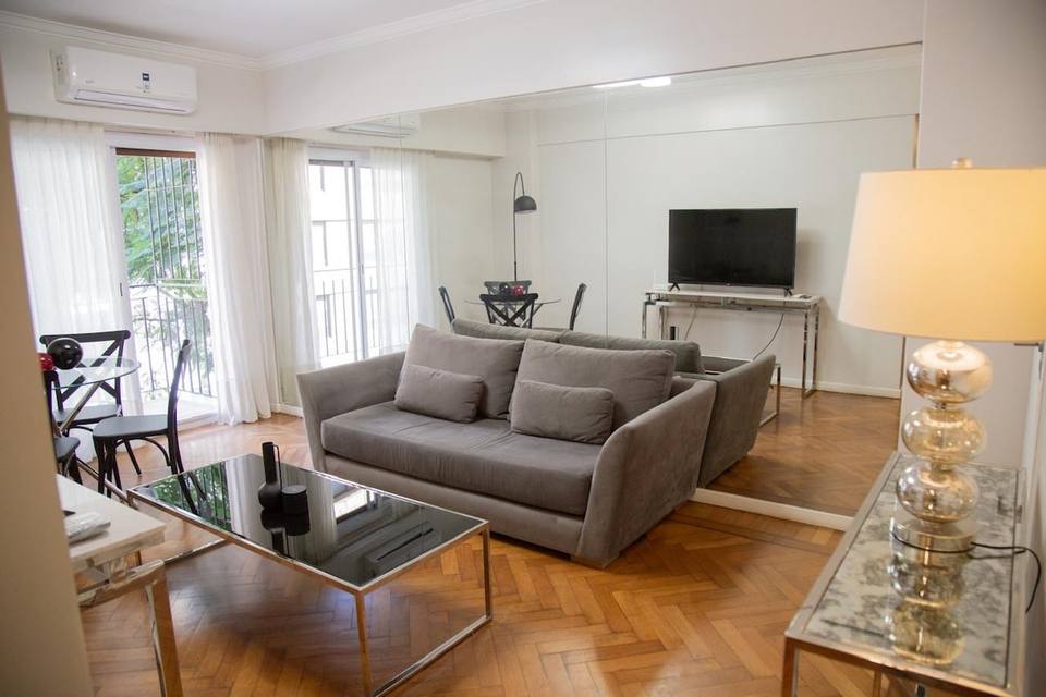Amplio living comedor con gran espejo