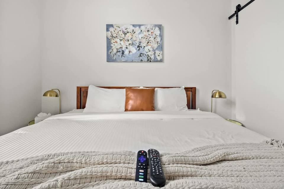 Cama matrimonial con ropa blanca