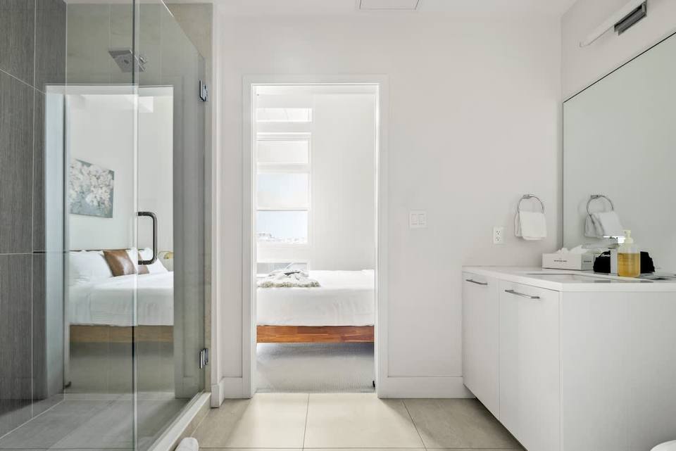 Dormitorio principal con ventanal