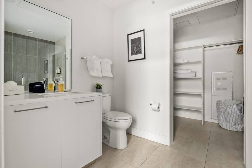 Baño principal amplio y minimalista