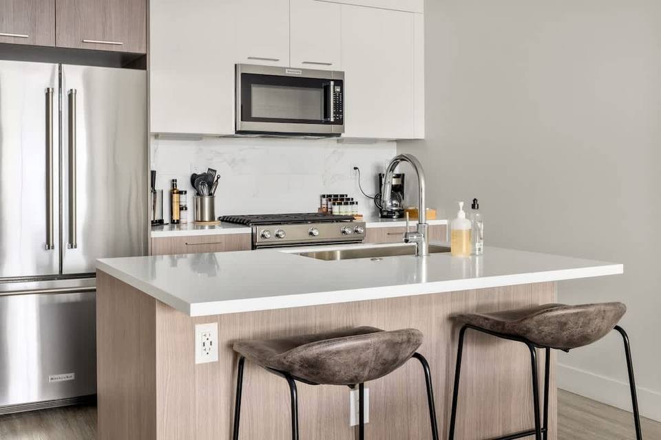 Cocina moderna con isla y acabados premium