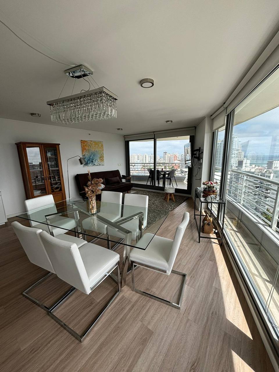 Amplio living comedor con ventanales de piso a techo