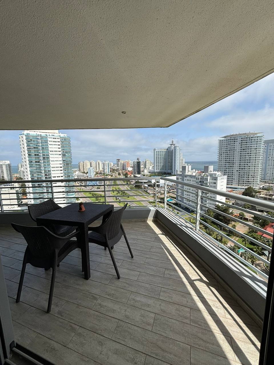 Balcón aterrazado con comedor exterior