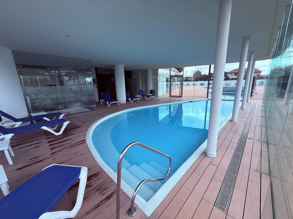 Piscina climatizada interior del edificio
