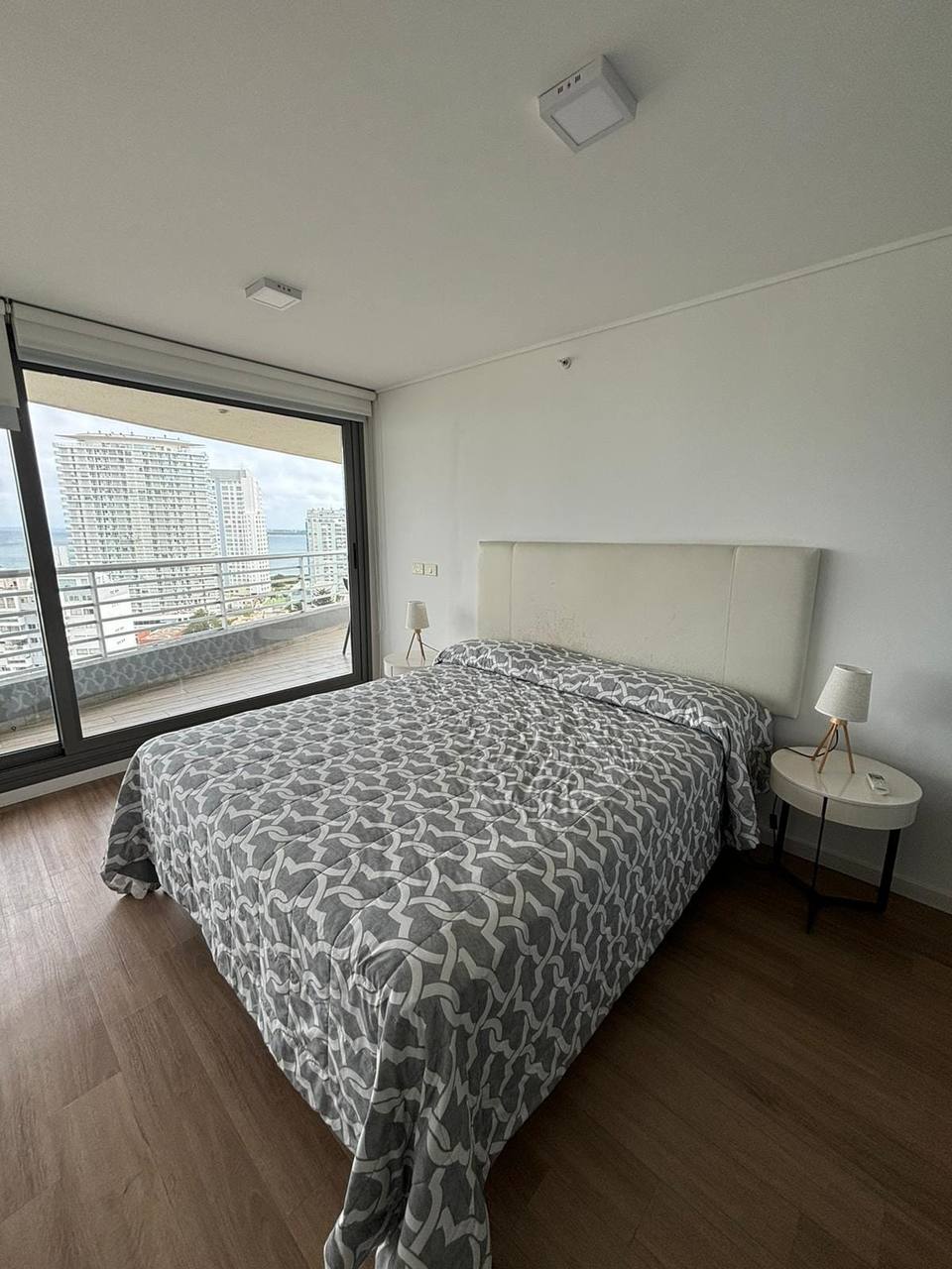 Dormitorio principal en suite con acceso al balcón