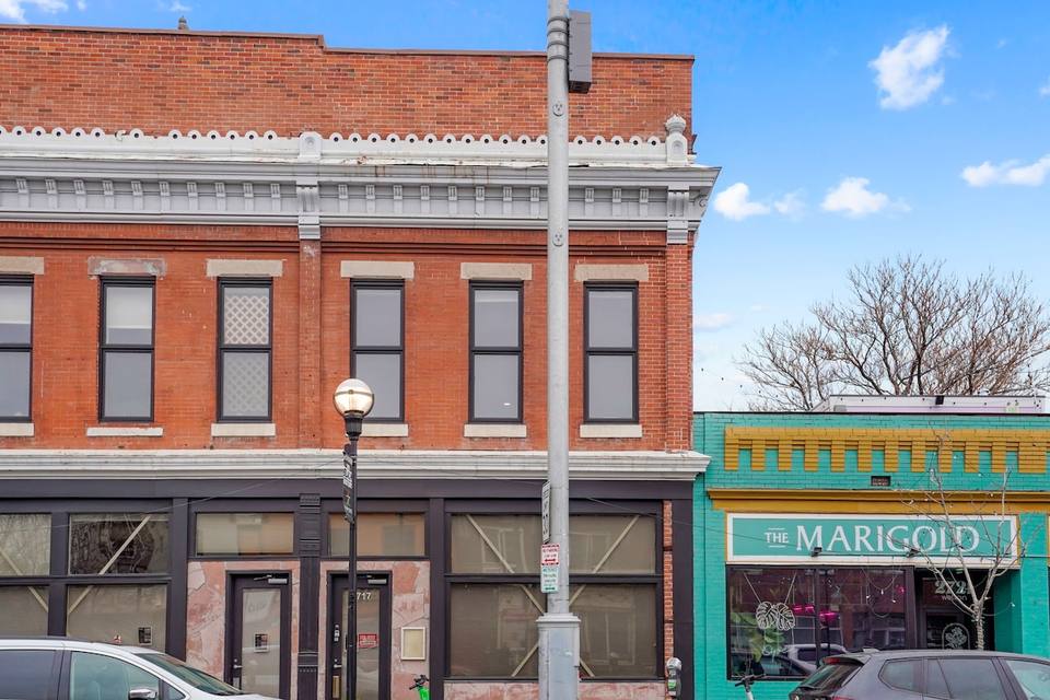 Fachada del edificio histórico en Five Points
