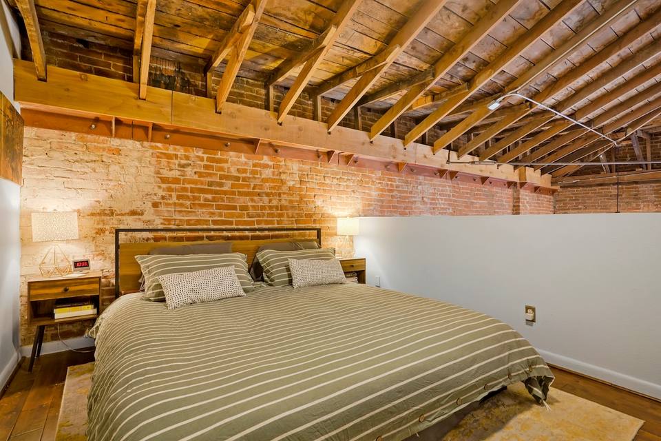Dormitorio principal en el nivel superior con detalles de madera