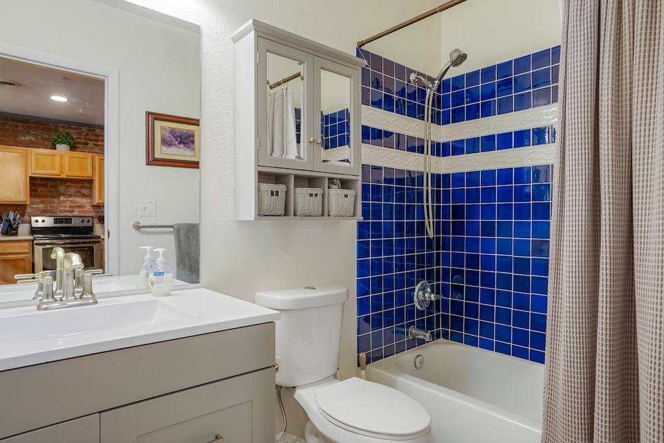 Dormitorio principal con cama matrimonial