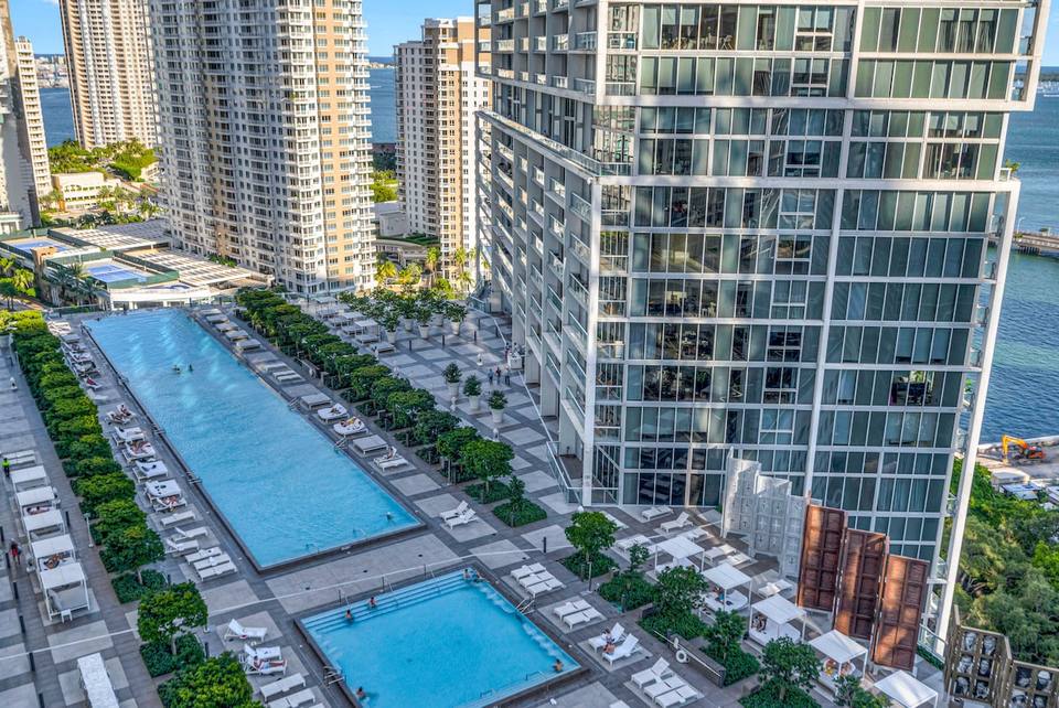 Balcón privado con vista al río y la ciudad