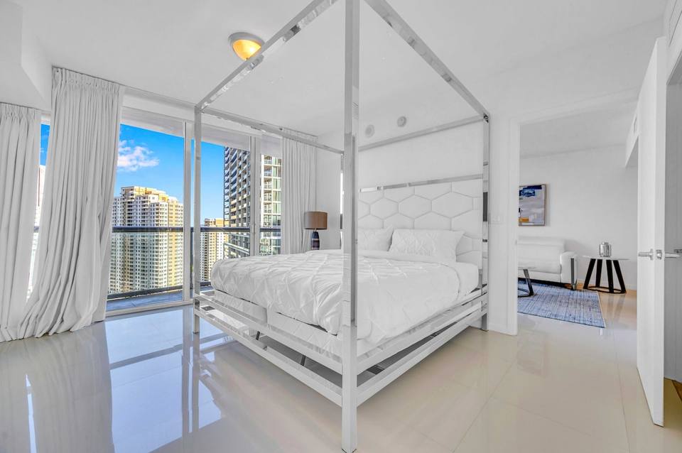 Dormitorio principal con cama King y vistas