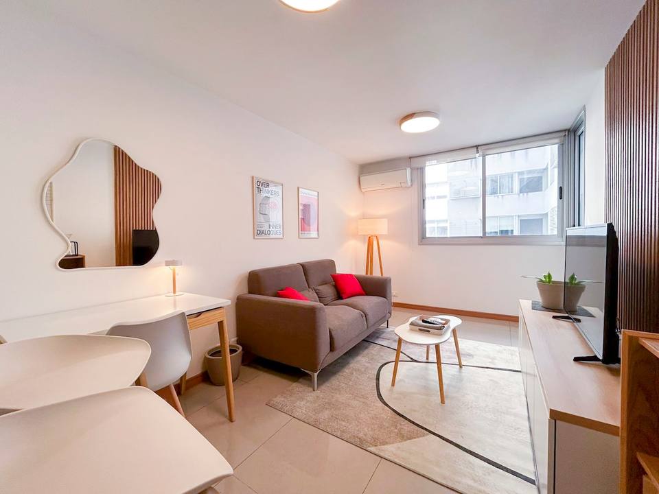 Living moderno y luminoso con aire acondicionado