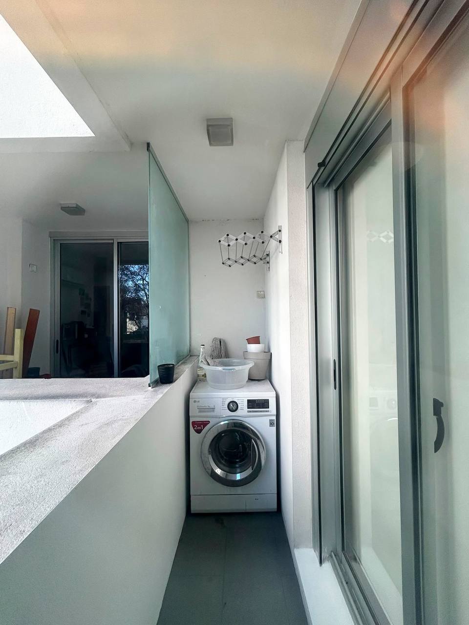 Terraza lavadero con lavarropas exclusivo