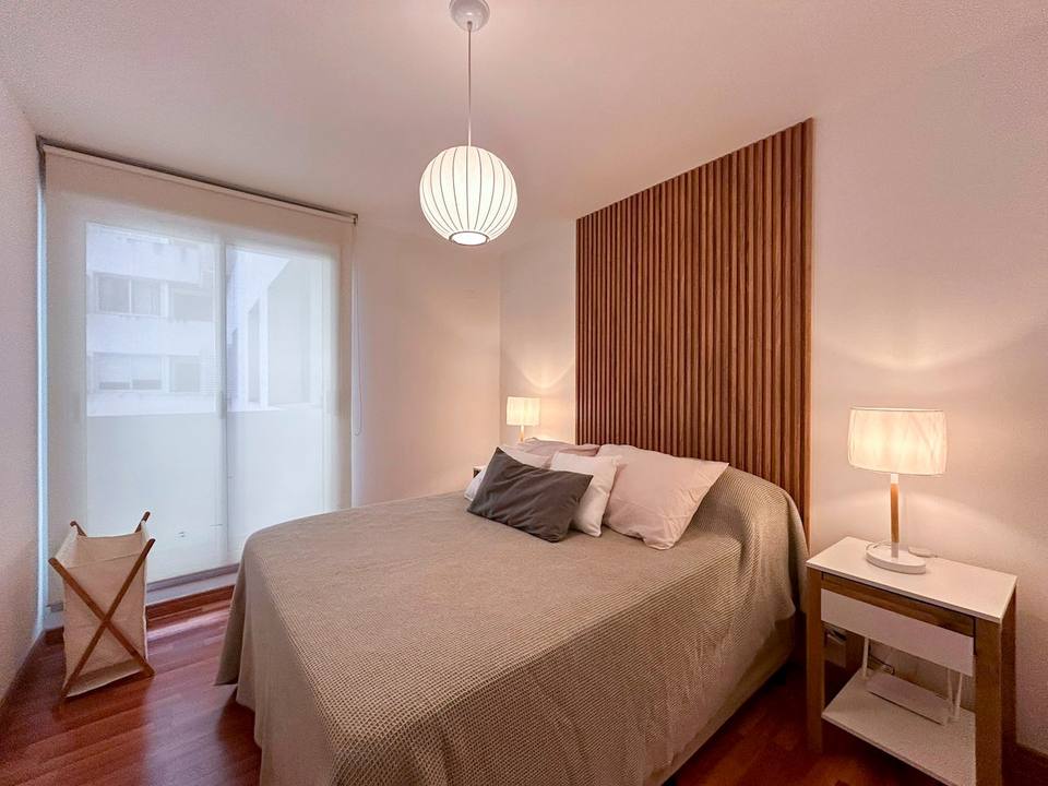 Dormitorio principal con cama matrimonial