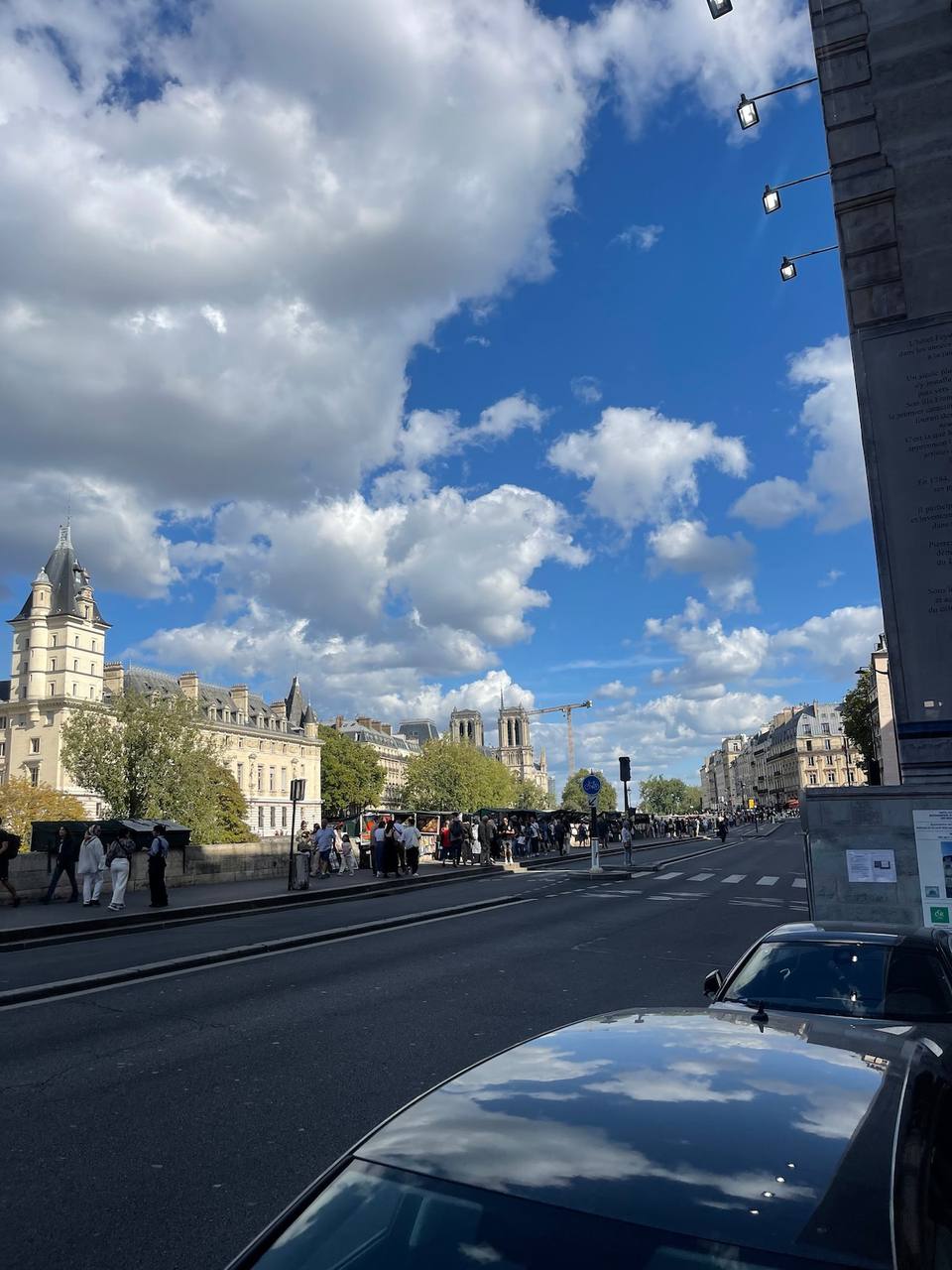 Moderno estudio a pasos de Notre-Dame