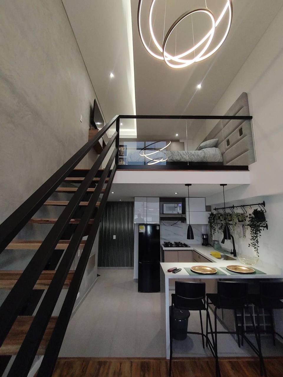 Vista general del loft con diseño de doble altura