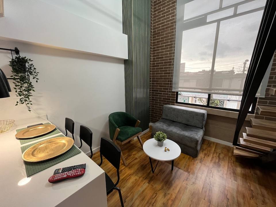 Moderno loft de doble altura cerca del aeropuerto
