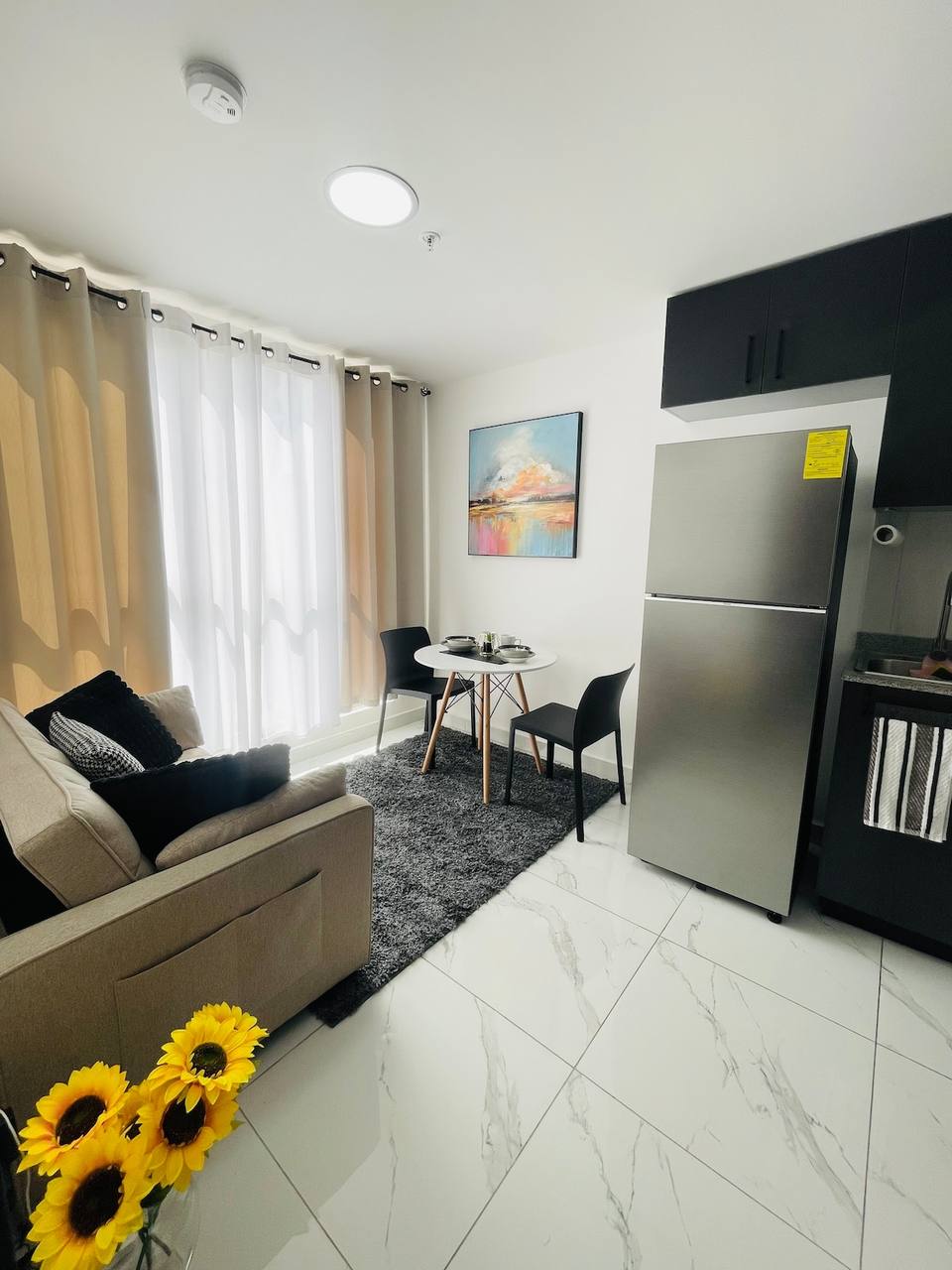 Apartamento moderno con vista al mar y piscina