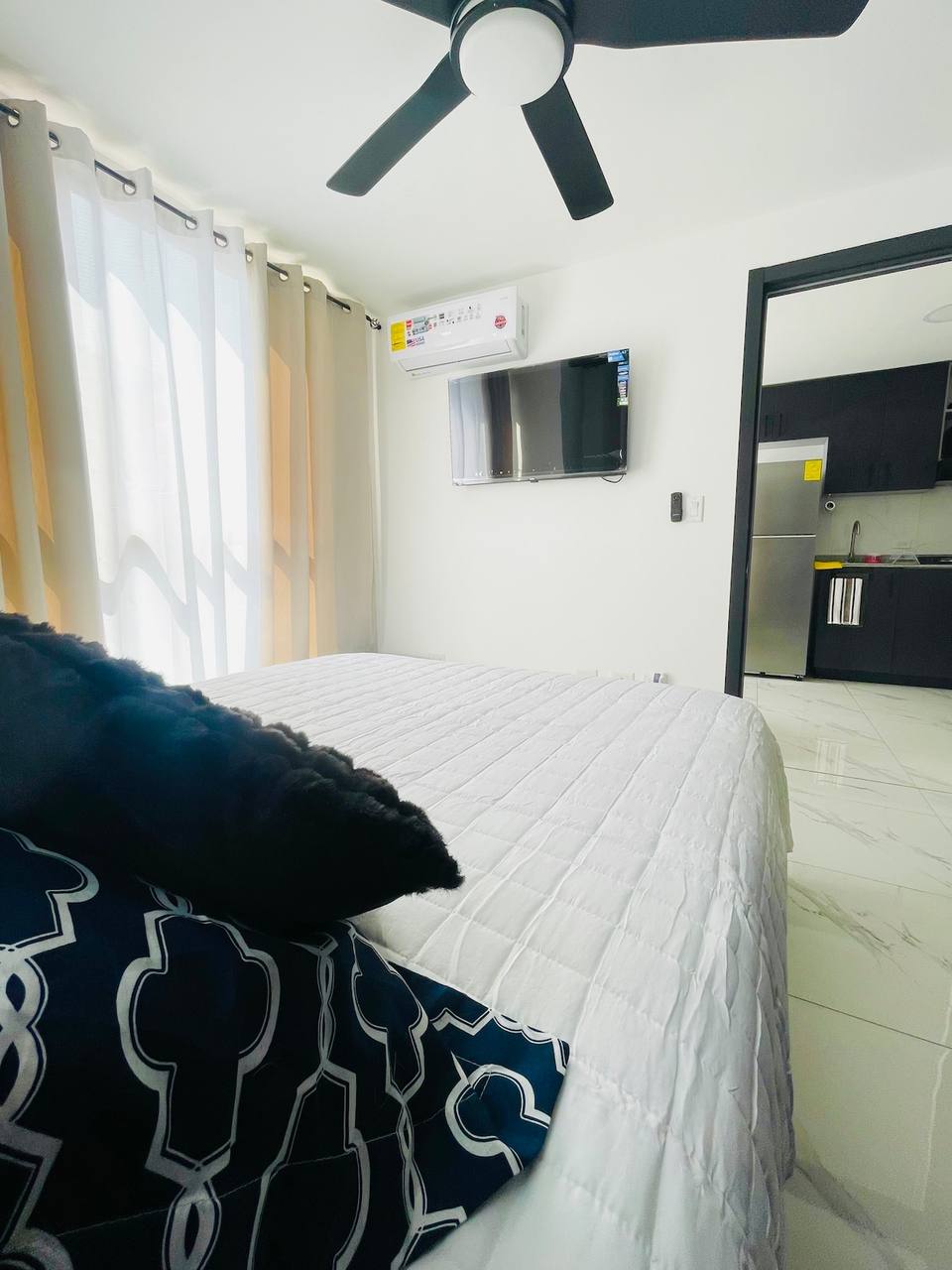 Apartamento moderno con vista al mar y piscina