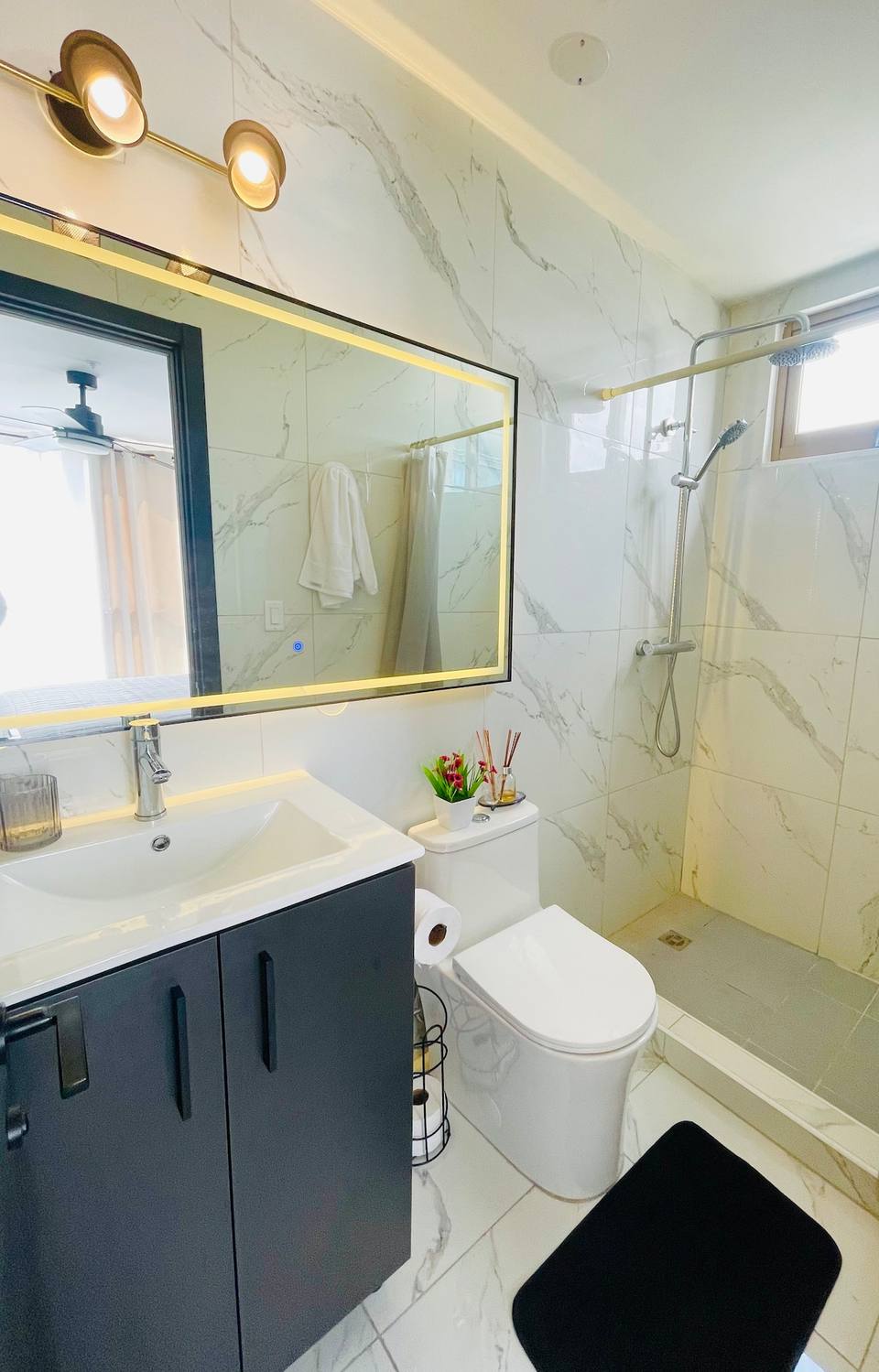 Apartamento moderno con vista al mar y piscina