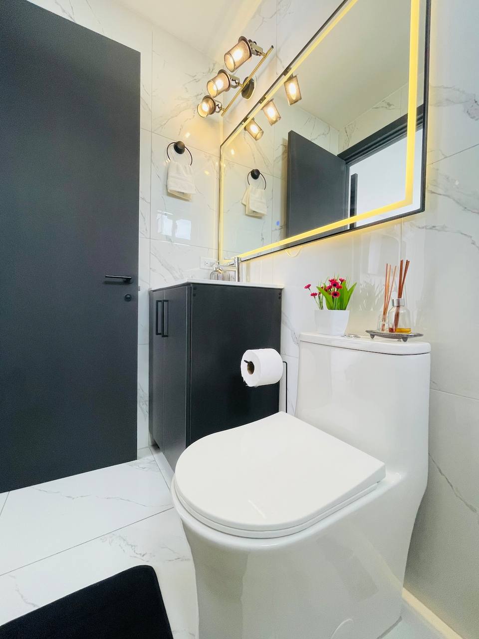 Baño moderno con acabados en mármol