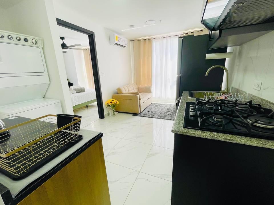 Apartamento moderno con vista al mar y piscina