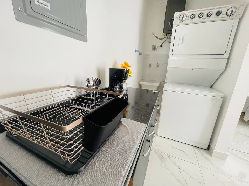 Apartamento moderno con vista al mar y piscina