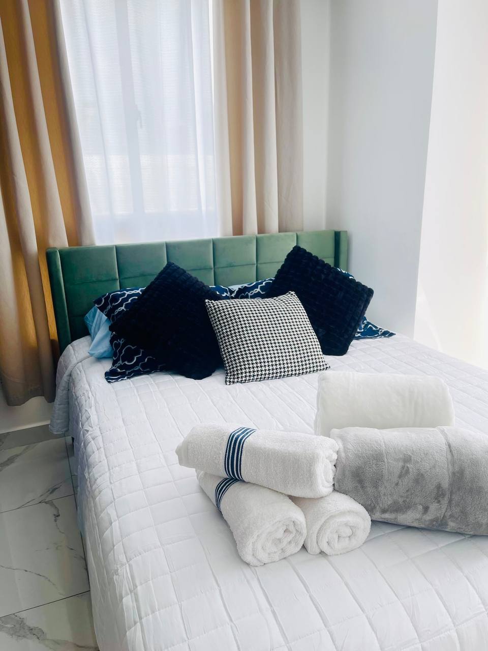 Apartamento moderno con vista al mar y piscina