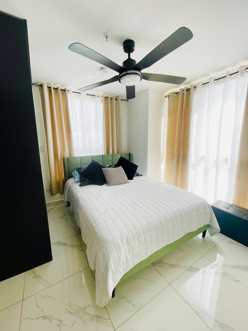 Apartamento moderno con vista al mar y piscina