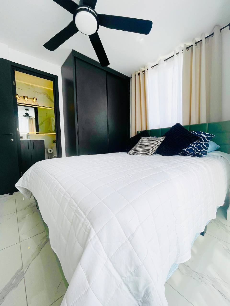 Apartamento moderno con vista al mar y piscina