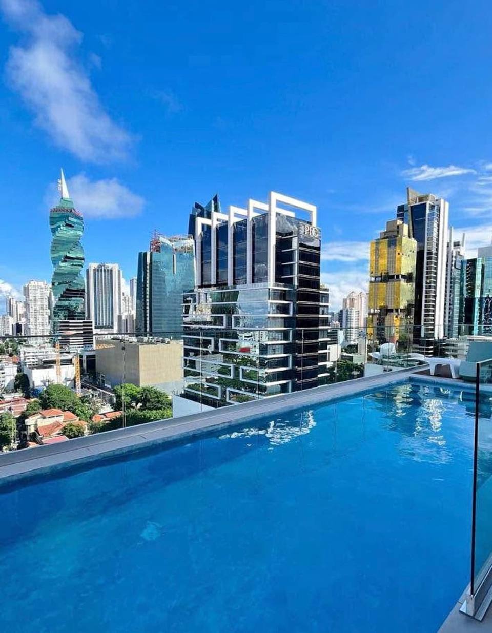 Piscina infinita con vistas a la ciudad