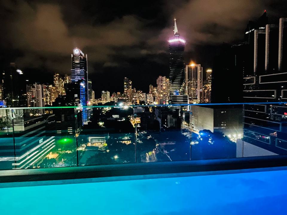 Apartamento moderno con vista al mar y piscina