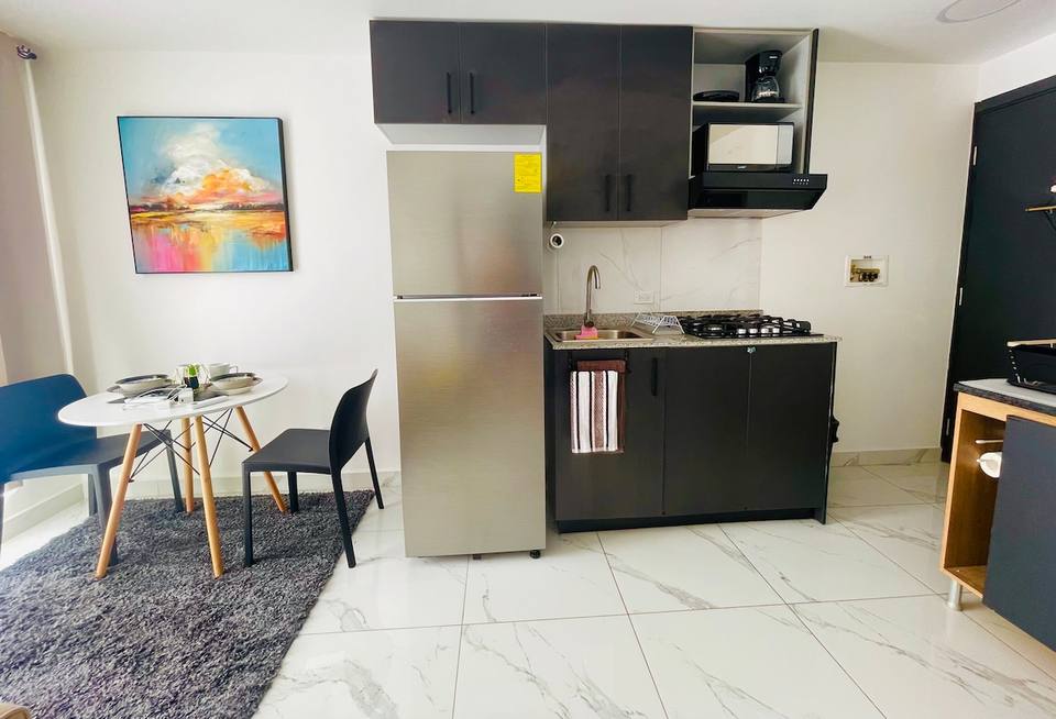 Apartamento moderno con vista al mar y piscina