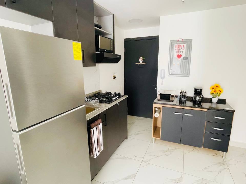 Apartamento moderno con vista al mar y piscina