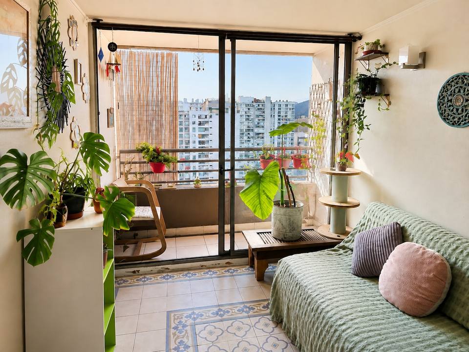 Living acogedor con salida al balcón