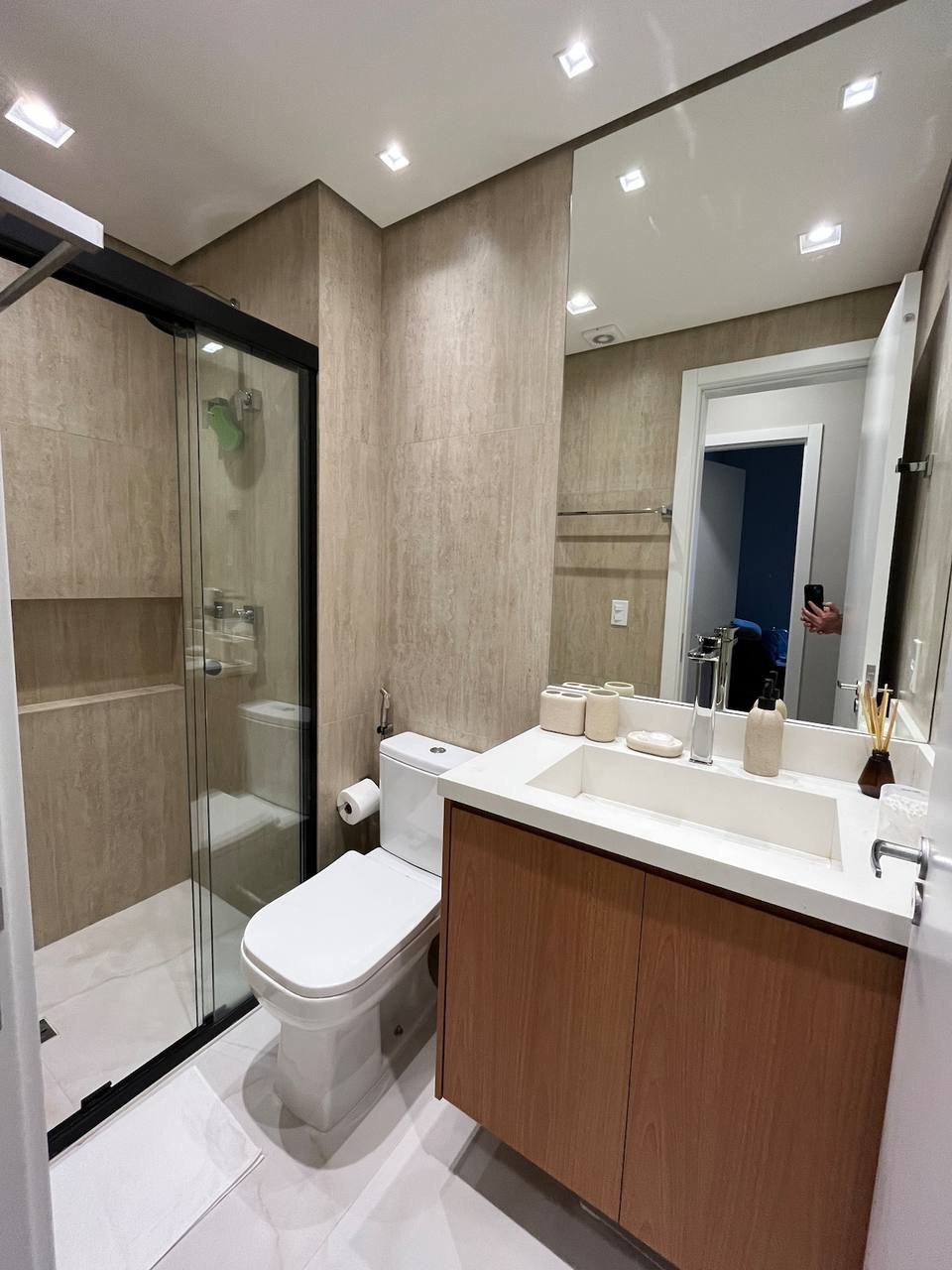 Baño moderno con acabados de primera calidad