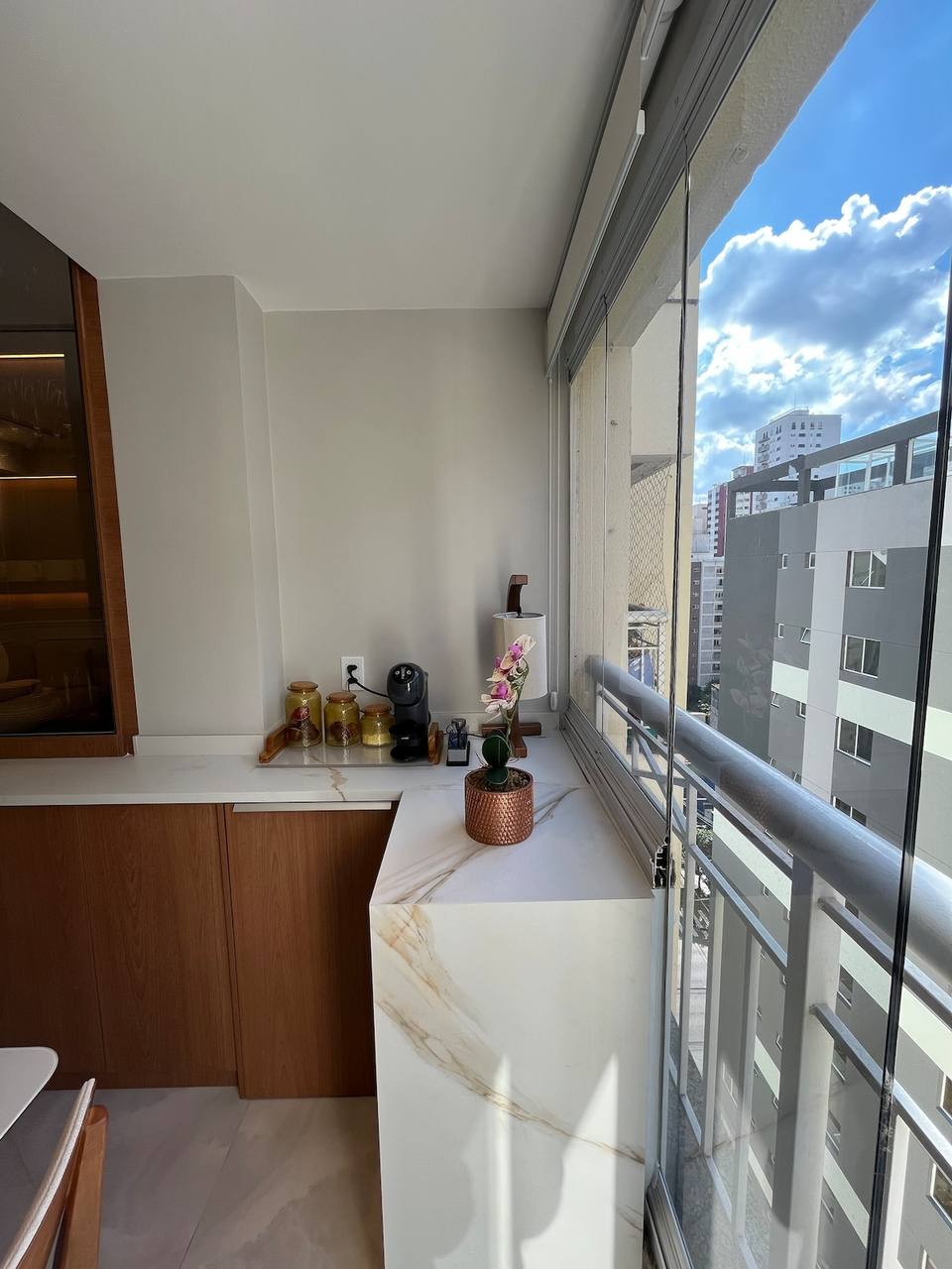 Balcón con cerramiento de vidrio y vista urbana