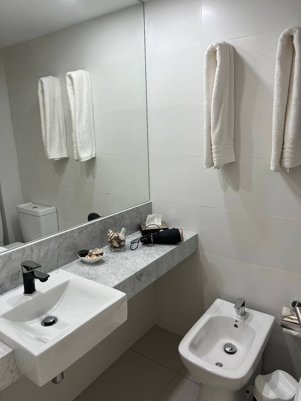 Baño completo con terminaciones en mármol