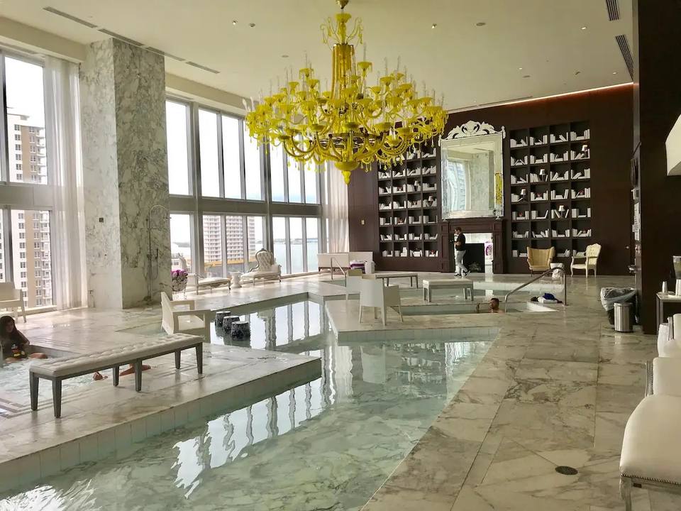 Amenities de lujo: Spa y área de relax