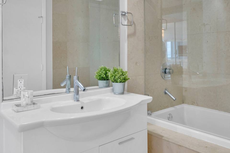 Dormitorio principal con ventanales de piso a techo
