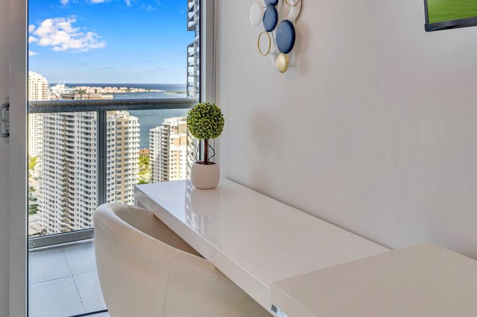 Icon Brickell Piso 37 con Lujo de Resort