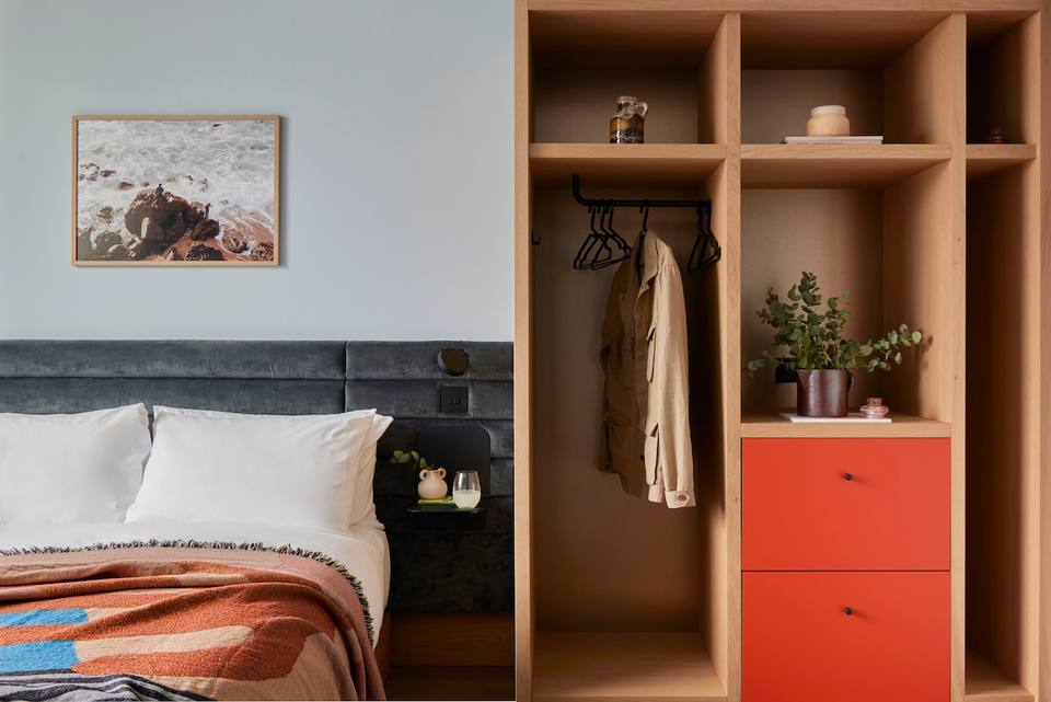 Área de dormitorio con diseño contemporáneo