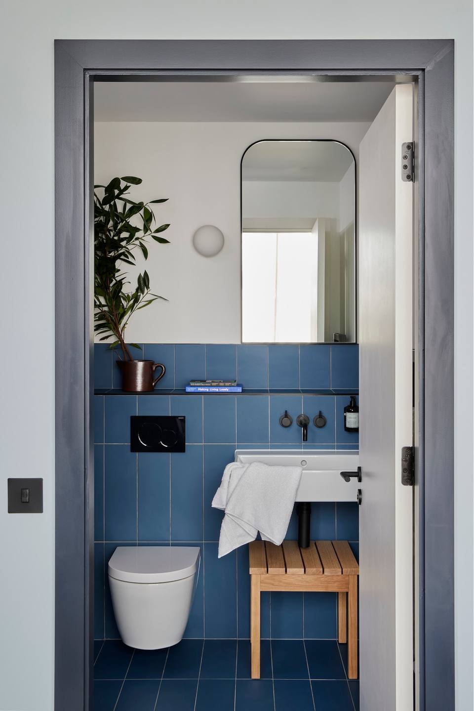 Baño moderno con ducha tipo lluvia